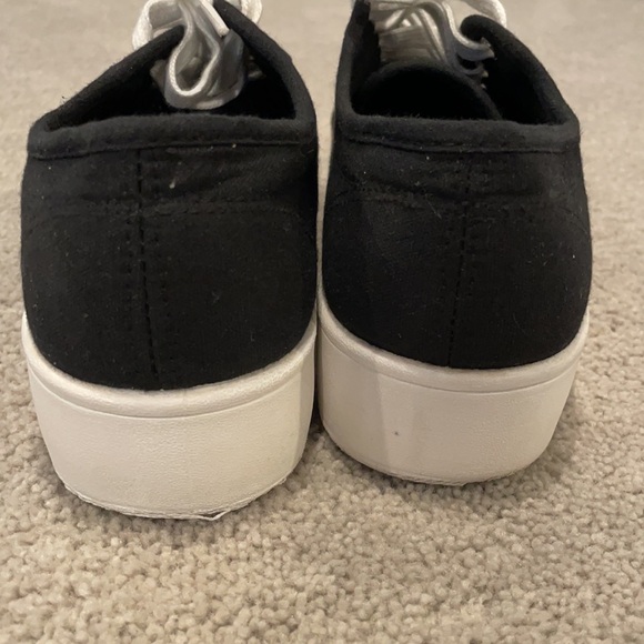 Forever 21 black and white canvas platform shoes. Size 8 in women’s - Picture 4 of 7